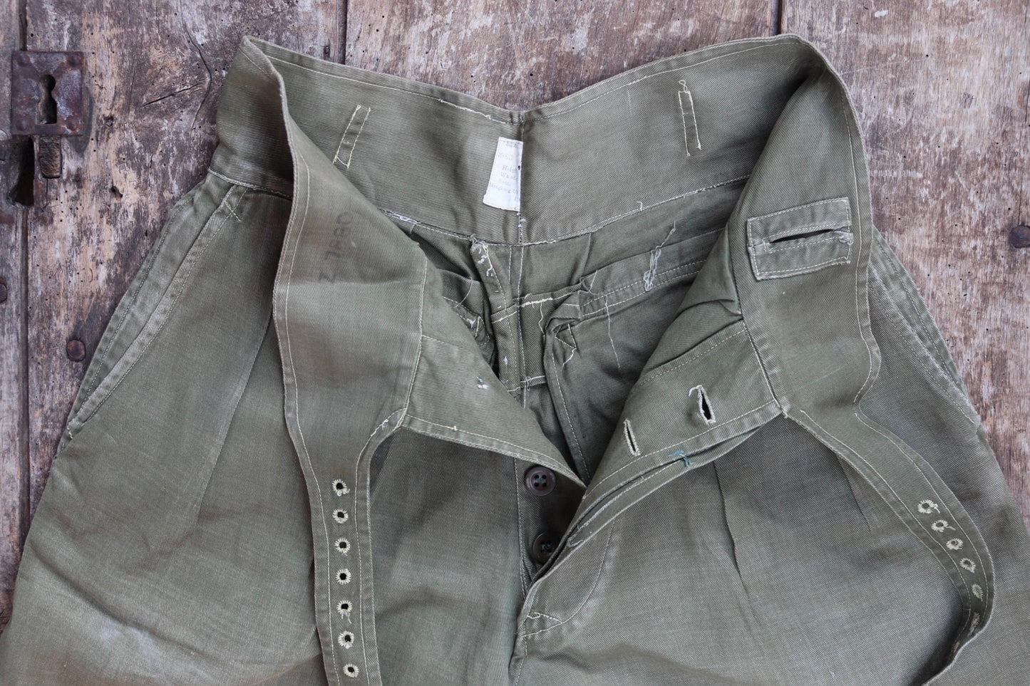 Vintage 1950s British army shorts - jungle green Gurkha pants - high waist wide leg - 26” x 7”
