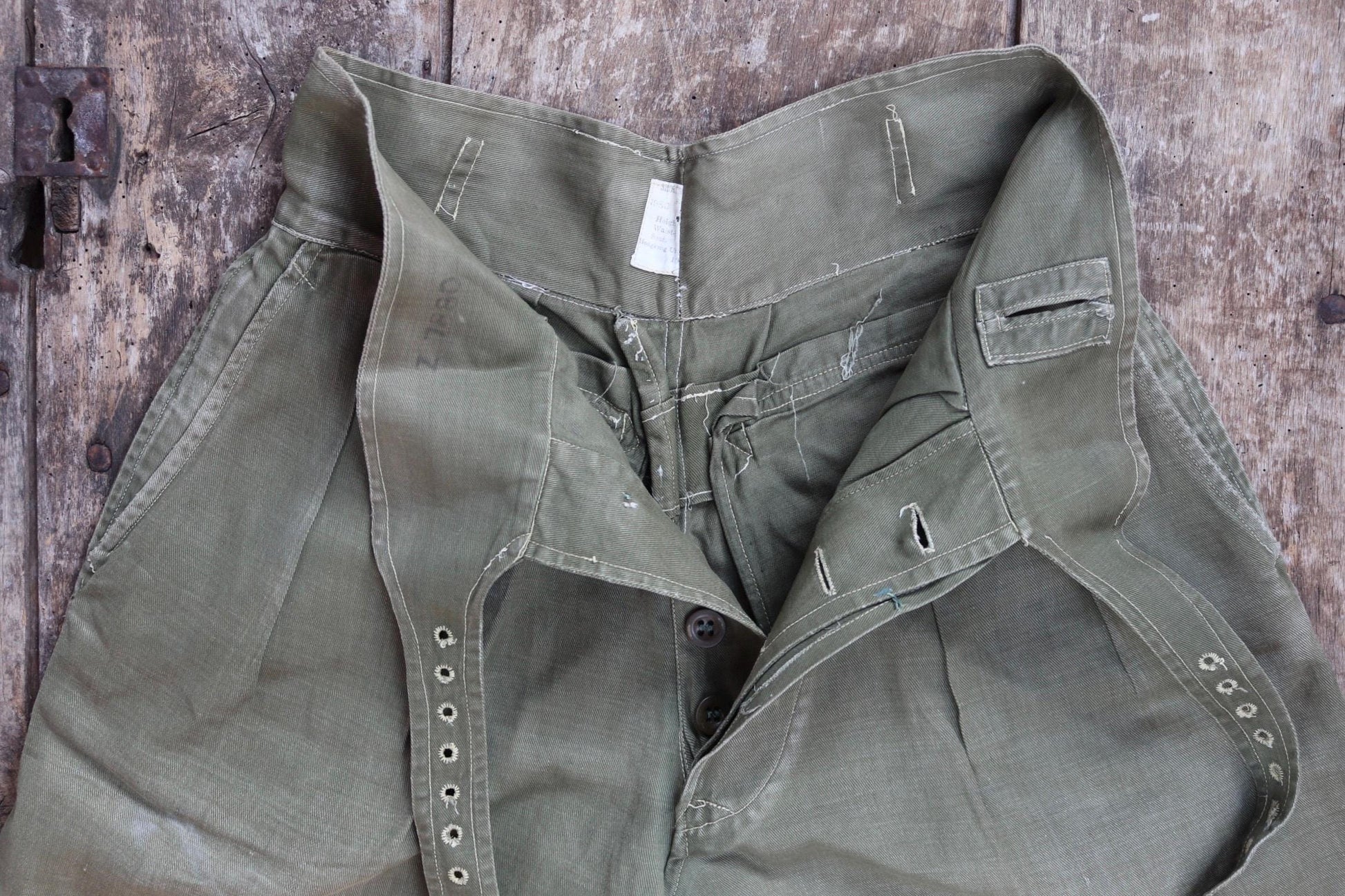 Vintage 1950s British army shorts - jungle green Gurkha pants - high waist wide leg - 26” x 7”
