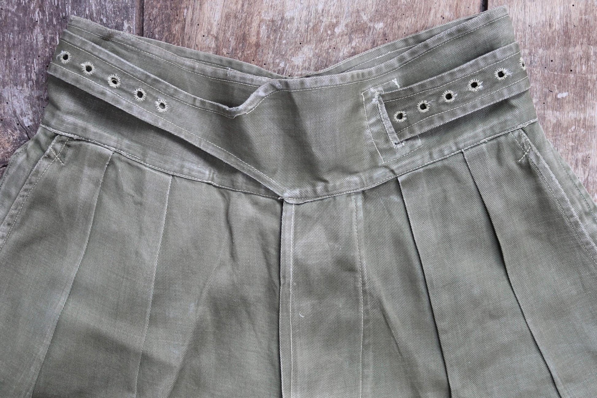 Vintage 1950s British army shorts - jungle green Gurkha pants - high waist wide leg - 26” x 7”