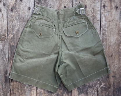 Vintage 1950s British army shorts - jungle green Gurkha pants - high waist wide leg - 26” x 7”
