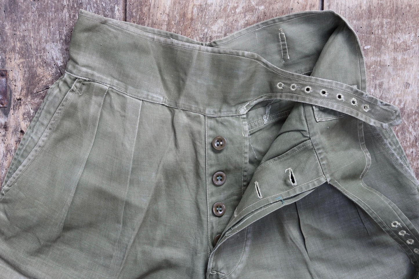 Vintage 1950s British army shorts - jungle green Gurkha pants - high waist wide leg - 26” x 7”