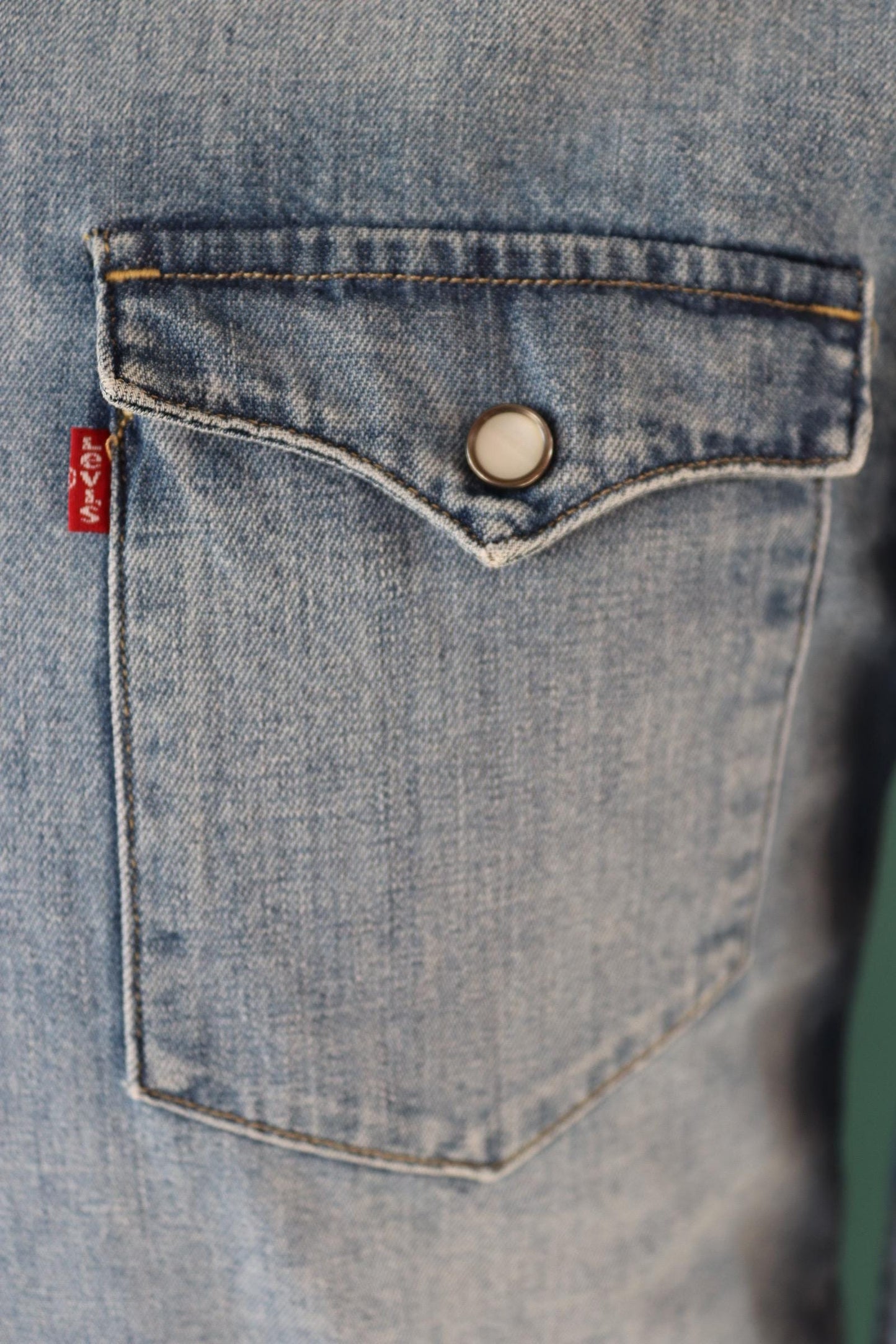 Vintage Levis denim cowboy shirt - pearl snap - Western style - 38" chest