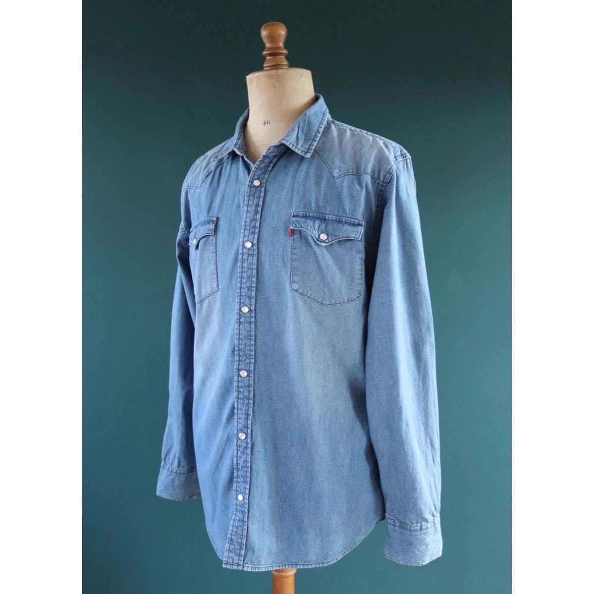 Vintage Levis denim cowboy shirt - pearl snap - Western style - 46" chest