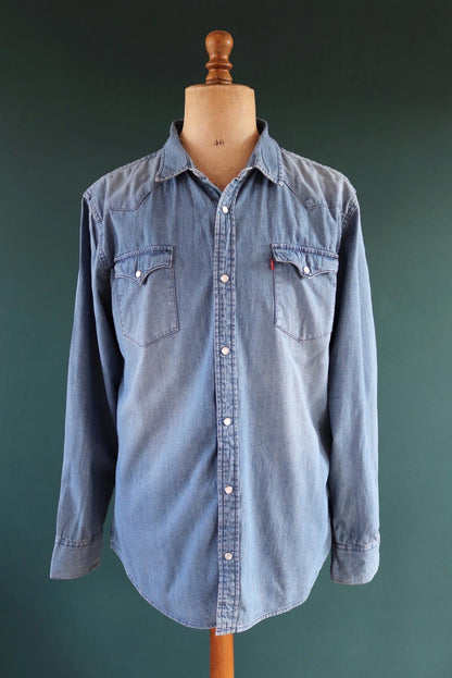 Vintage Levis denim cowboy shirt - pearl snap - Western style - 46" chest