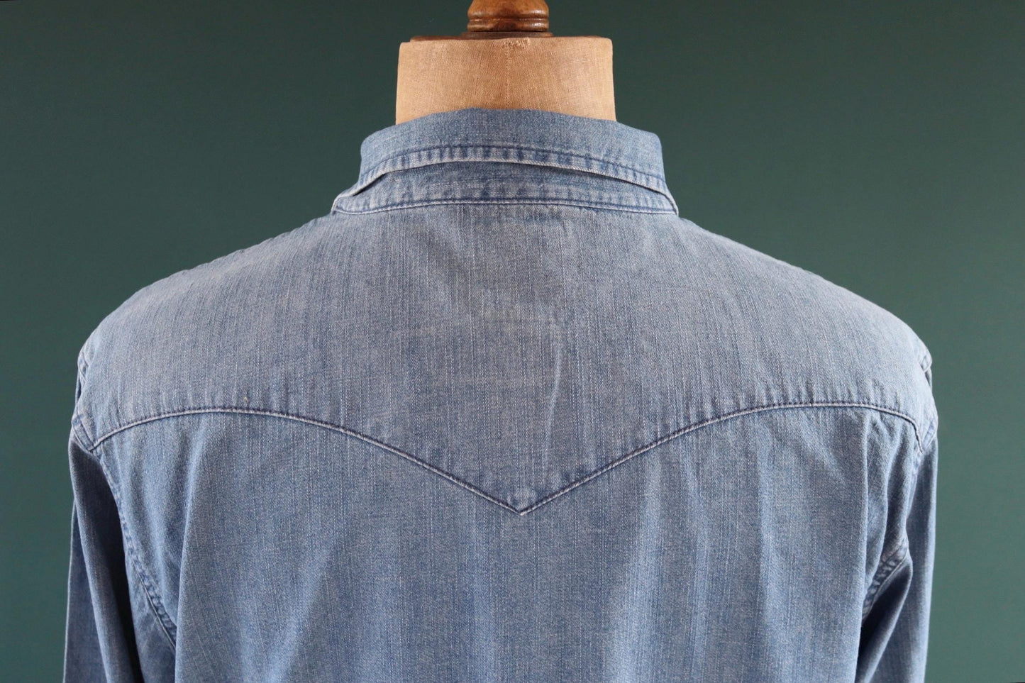 Vintage Levis denim cowboy shirt - pearl snap - Western style - 46" chest