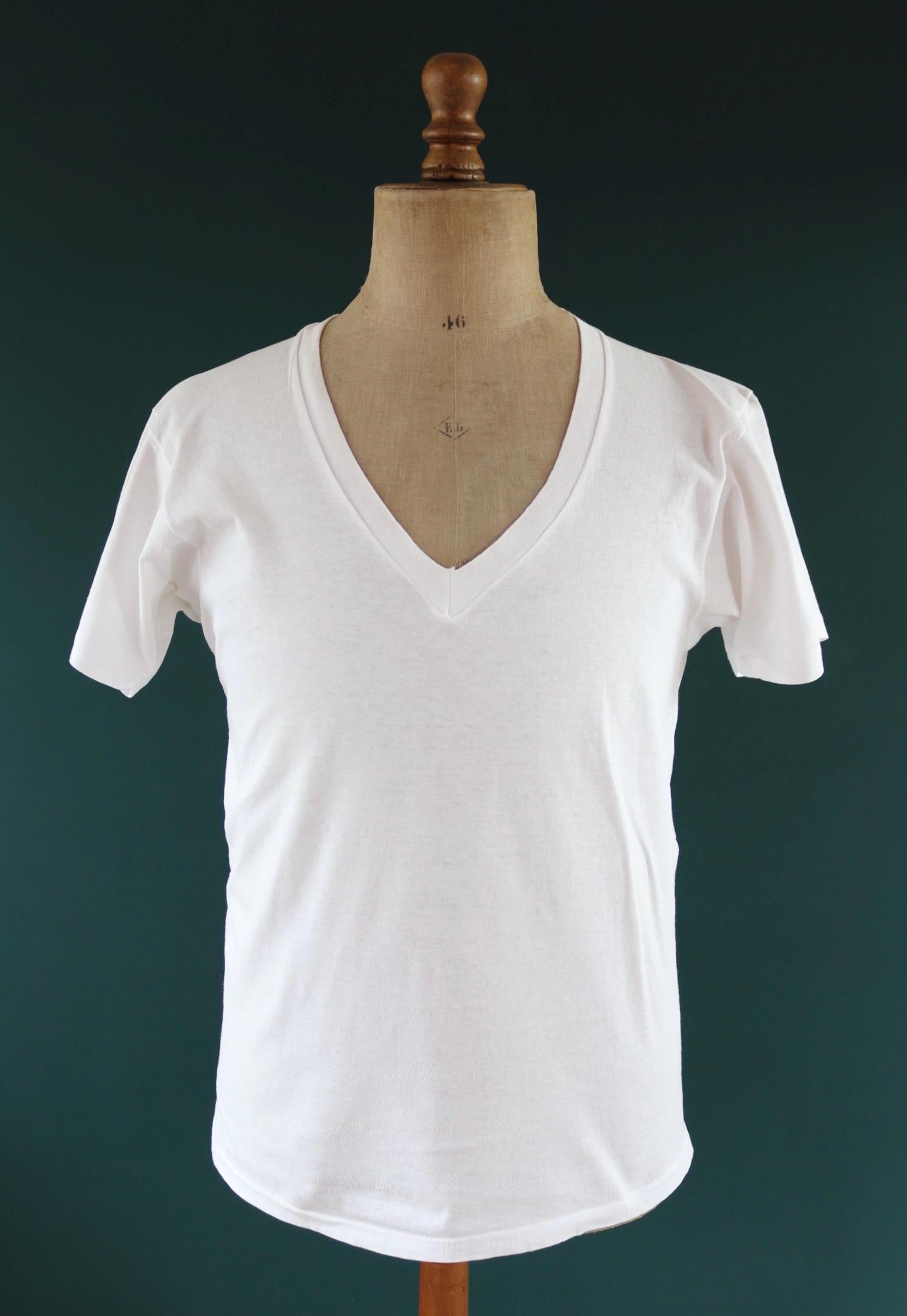 Vintage 1990s Hanes v neck t shirt - single stitch - plain white tee - 40” chest