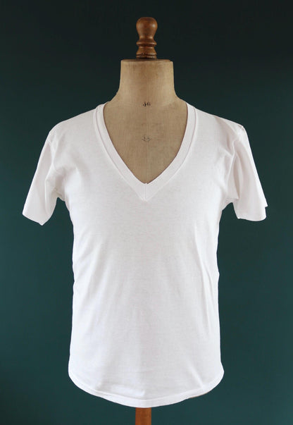 Vintage 1990s Hanes v neck t shirt - single stitch - plain white tee - 40” chest