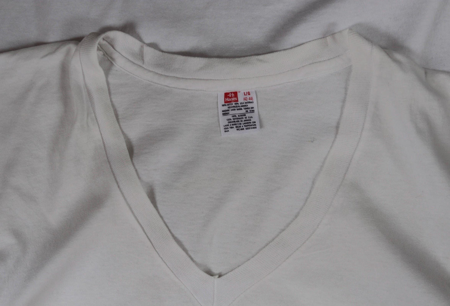 Vintage 1990s Hanes v neck t shirt - single stitch - plain white tee - 40” chest