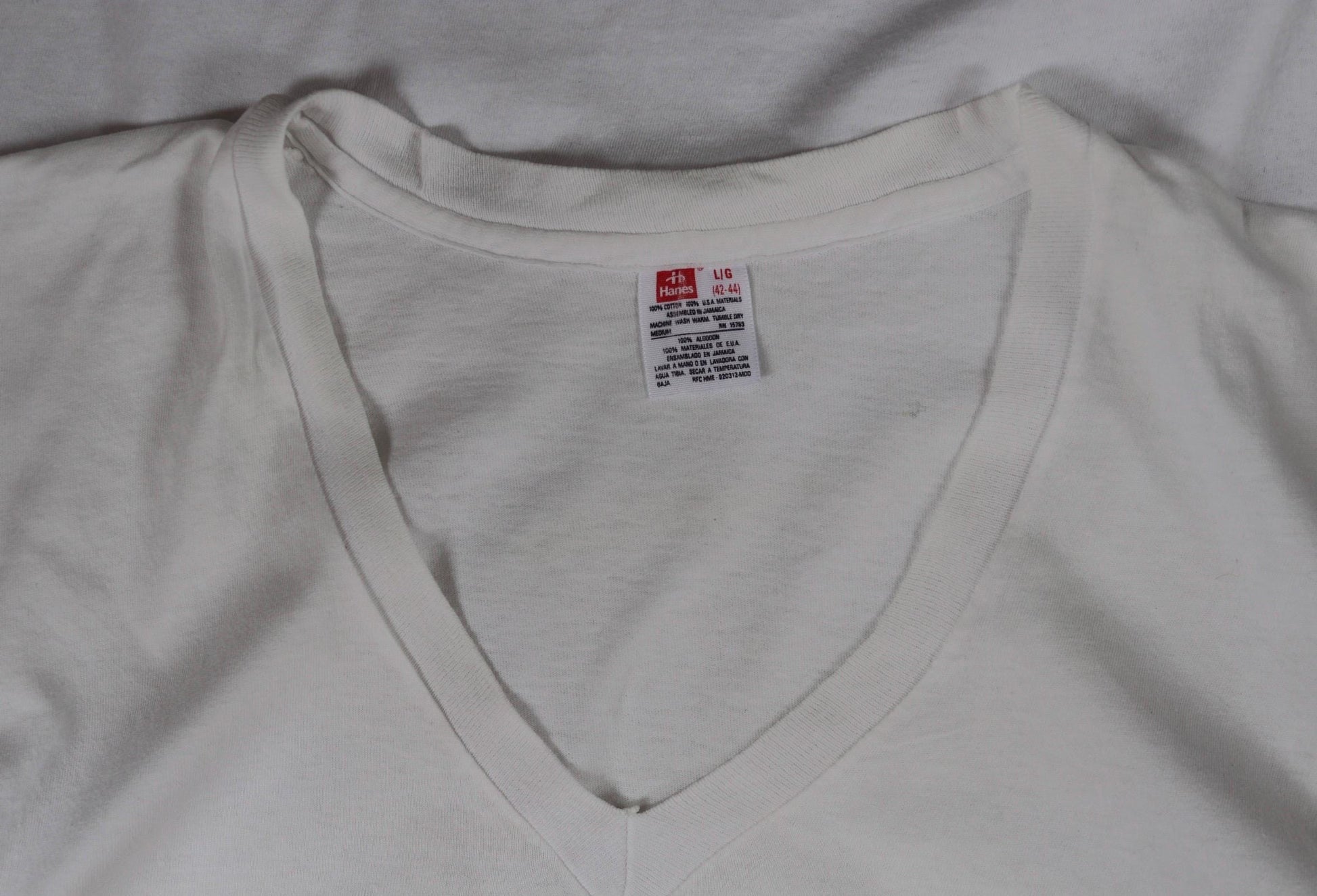 Vintage 1990s Hanes v neck t shirt - single stitch - plain white tee - 40” chest