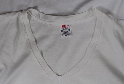 Vintage 1990s Hanes v neck t shirt - single stitch - plain white tee - 40” chest