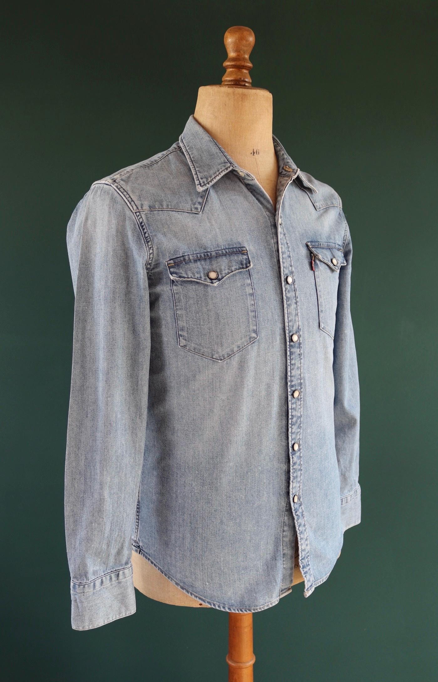Vintage Levis denim cowboy shirt - pearl snap - Western style - 38" chest
