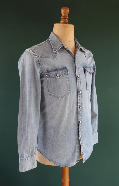 Vintage Levis denim cowboy shirt - pearl snap - Western style - 38" chest