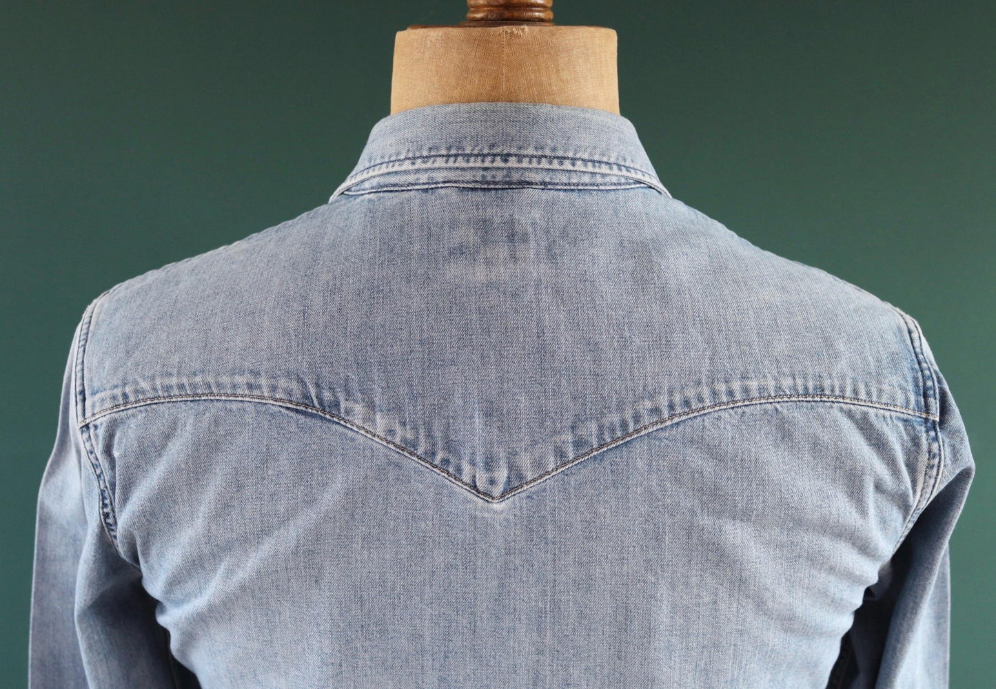 Vintage Levis denim cowboy shirt - pearl snap - Western style - 38" chest