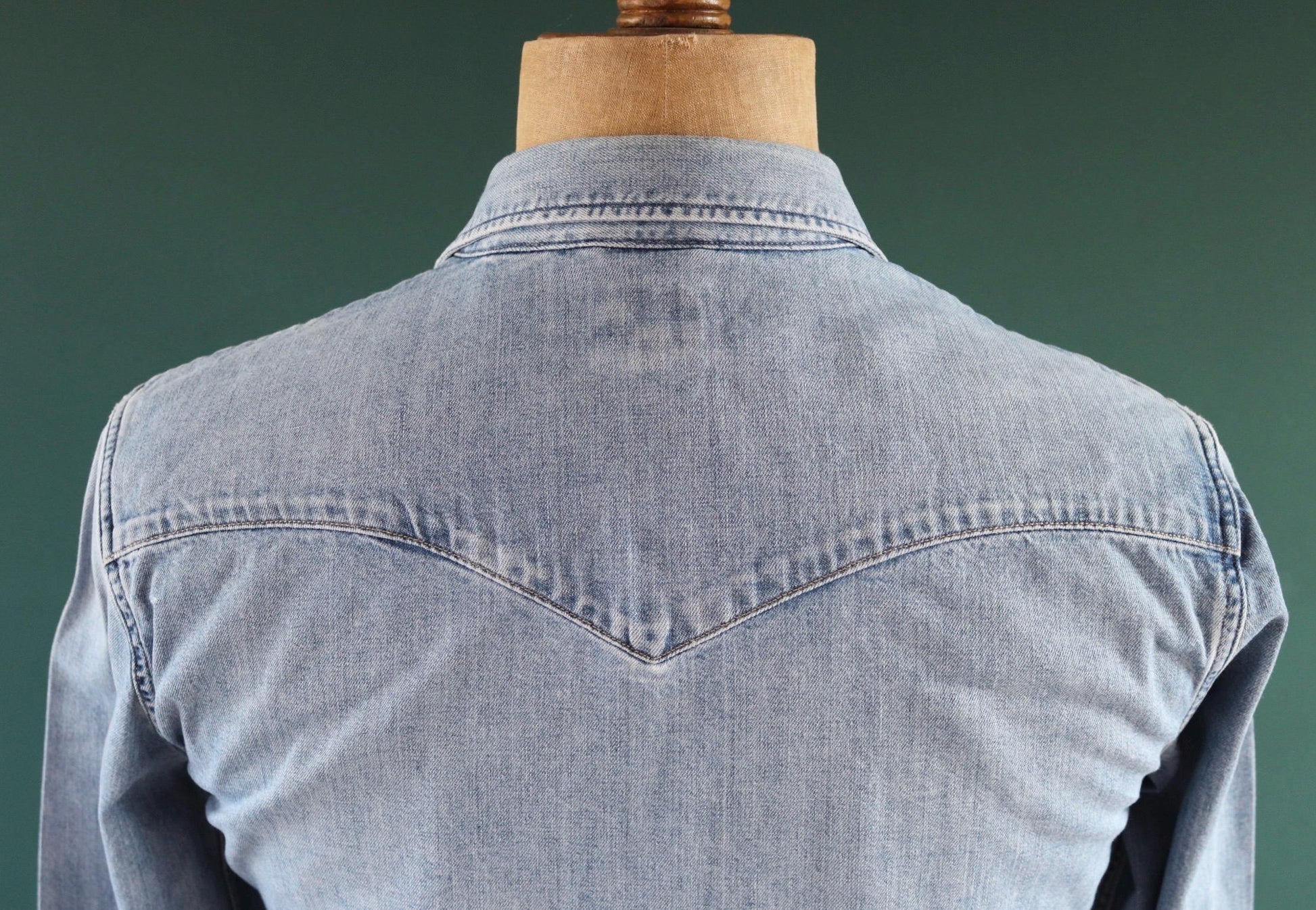 Vintage Levis denim cowboy shirt - pearl snap - Western style - 38" chest