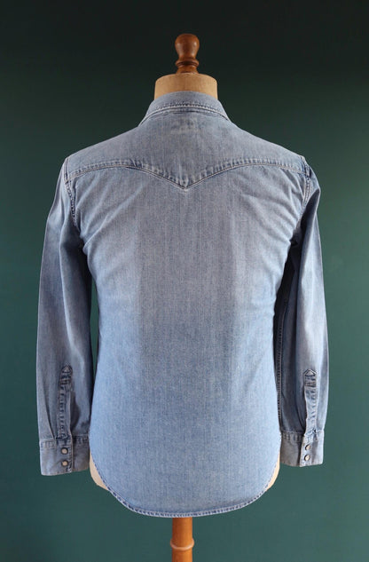 Vintage Levis denim cowboy shirt - pearl snap - Western style - 38" chest