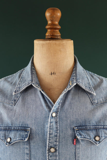 Vintage Levis denim cowboy shirt - pearl snap - Western style - 38" chest