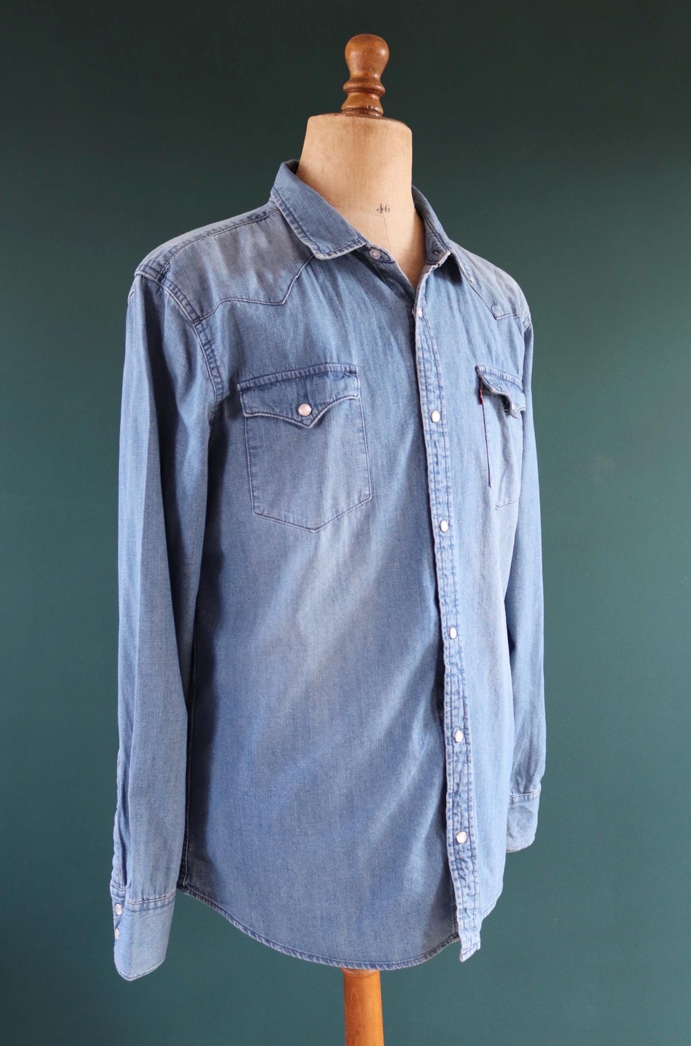 Vintage Levis denim cowboy shirt - pearl snap - Western style - 46" chest