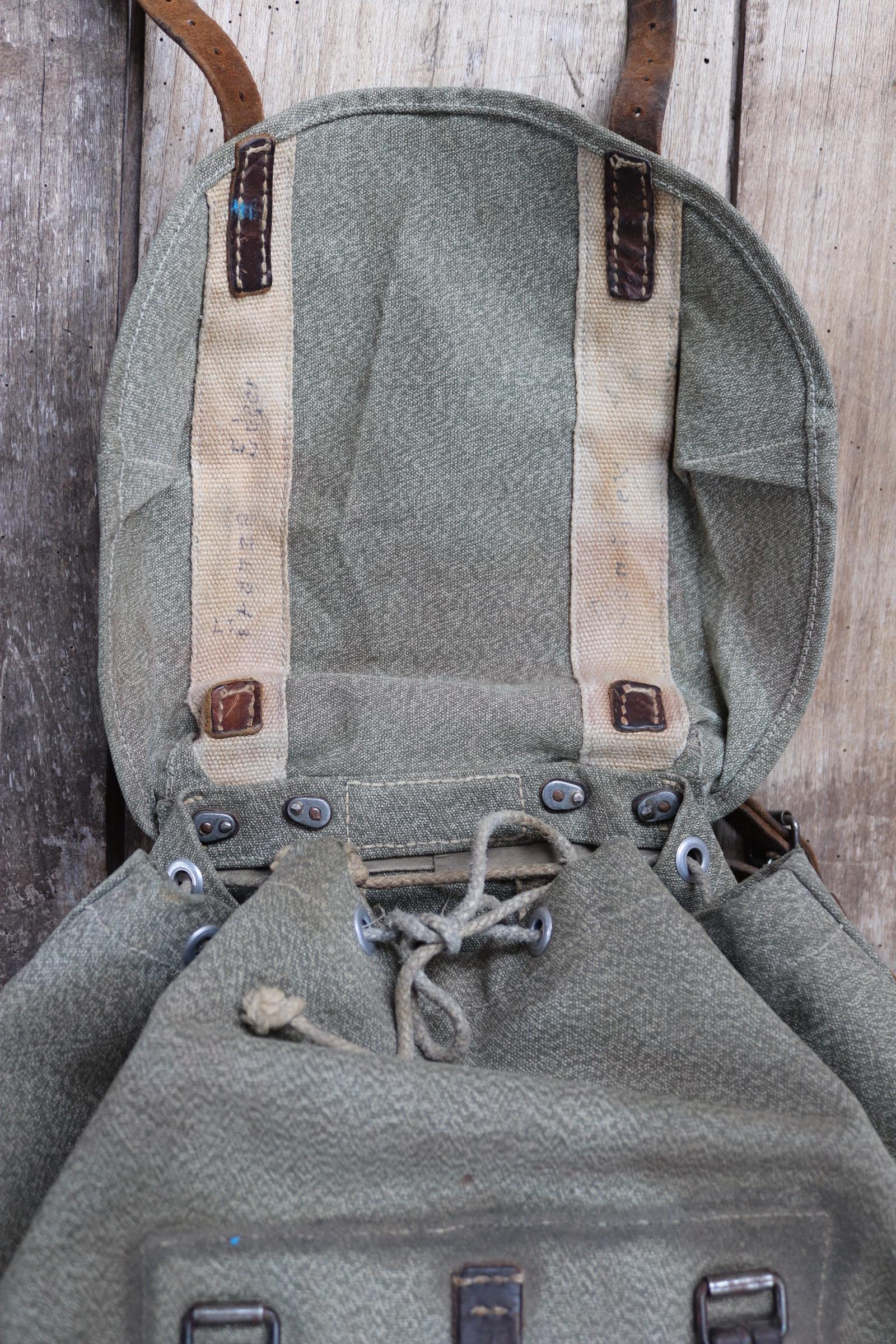 Vintage 1950s Swiss army rucksack - military backpack - salt pepper cotton canvas - for hiking and camping gear