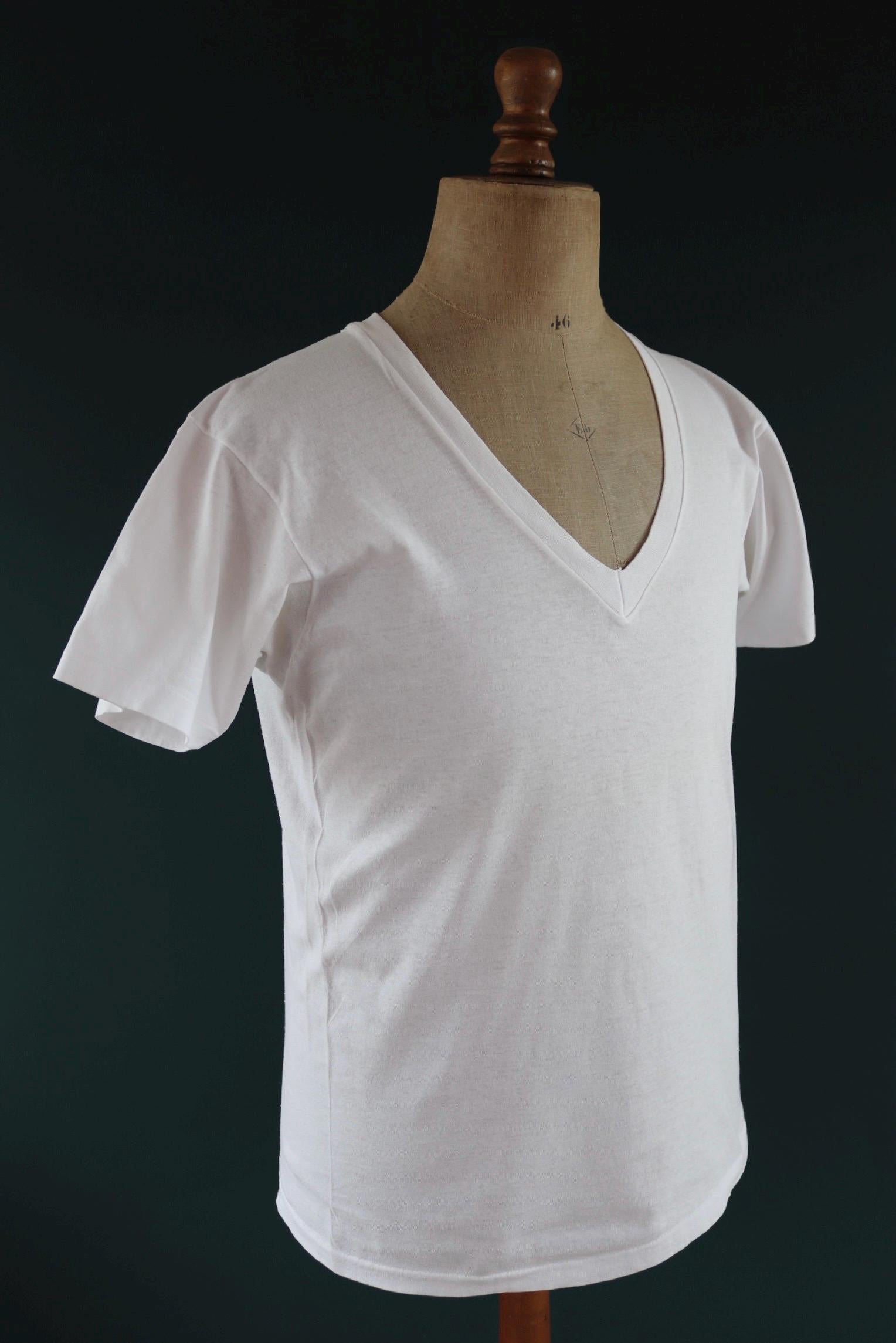 Vintage 1990s Hanes v neck t shirt - single stitch - plain white tee - 40” chest