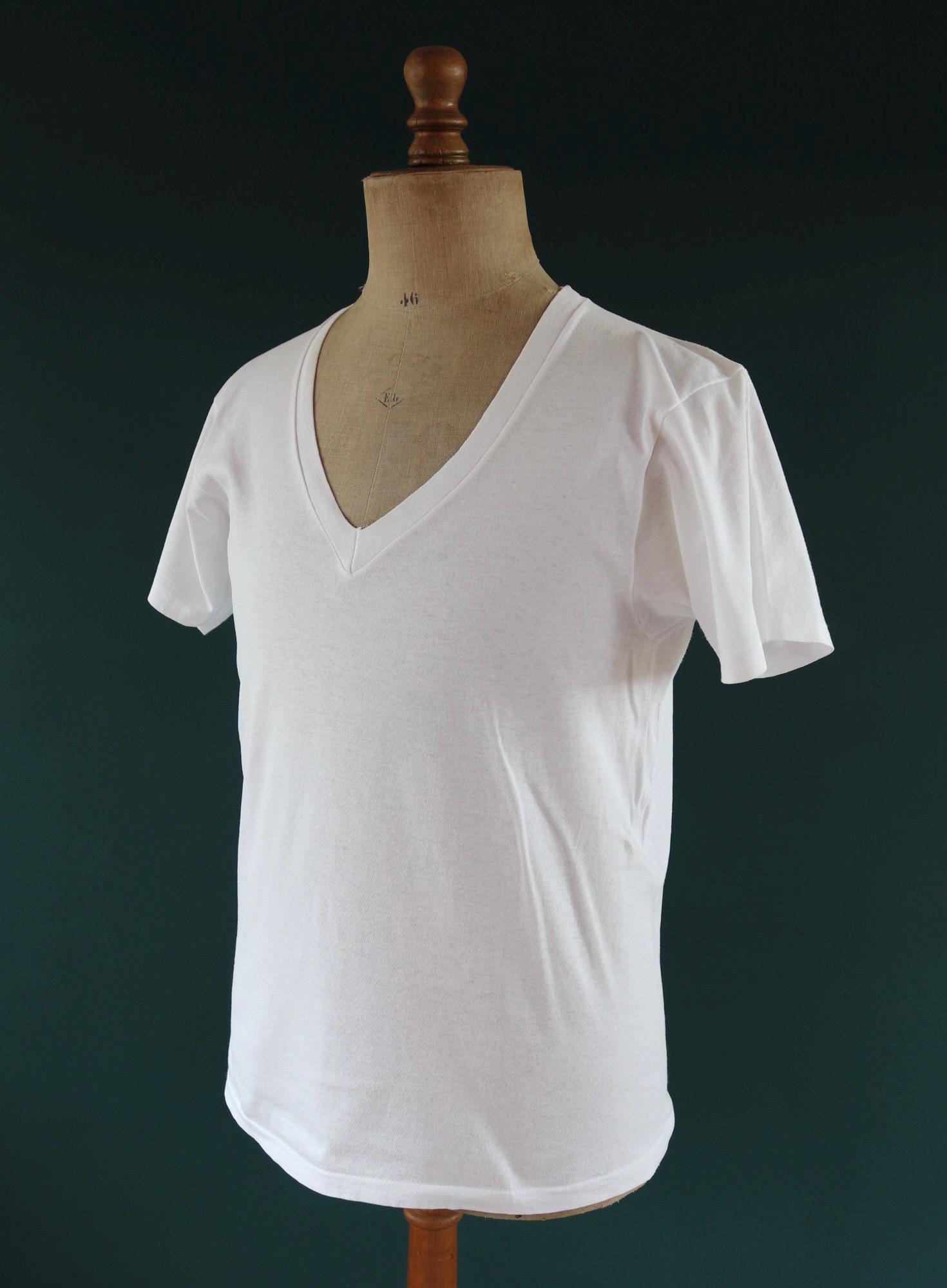 Vintage 1990s Hanes v neck t shirt - single stitch - plain white tee - 40” chest
