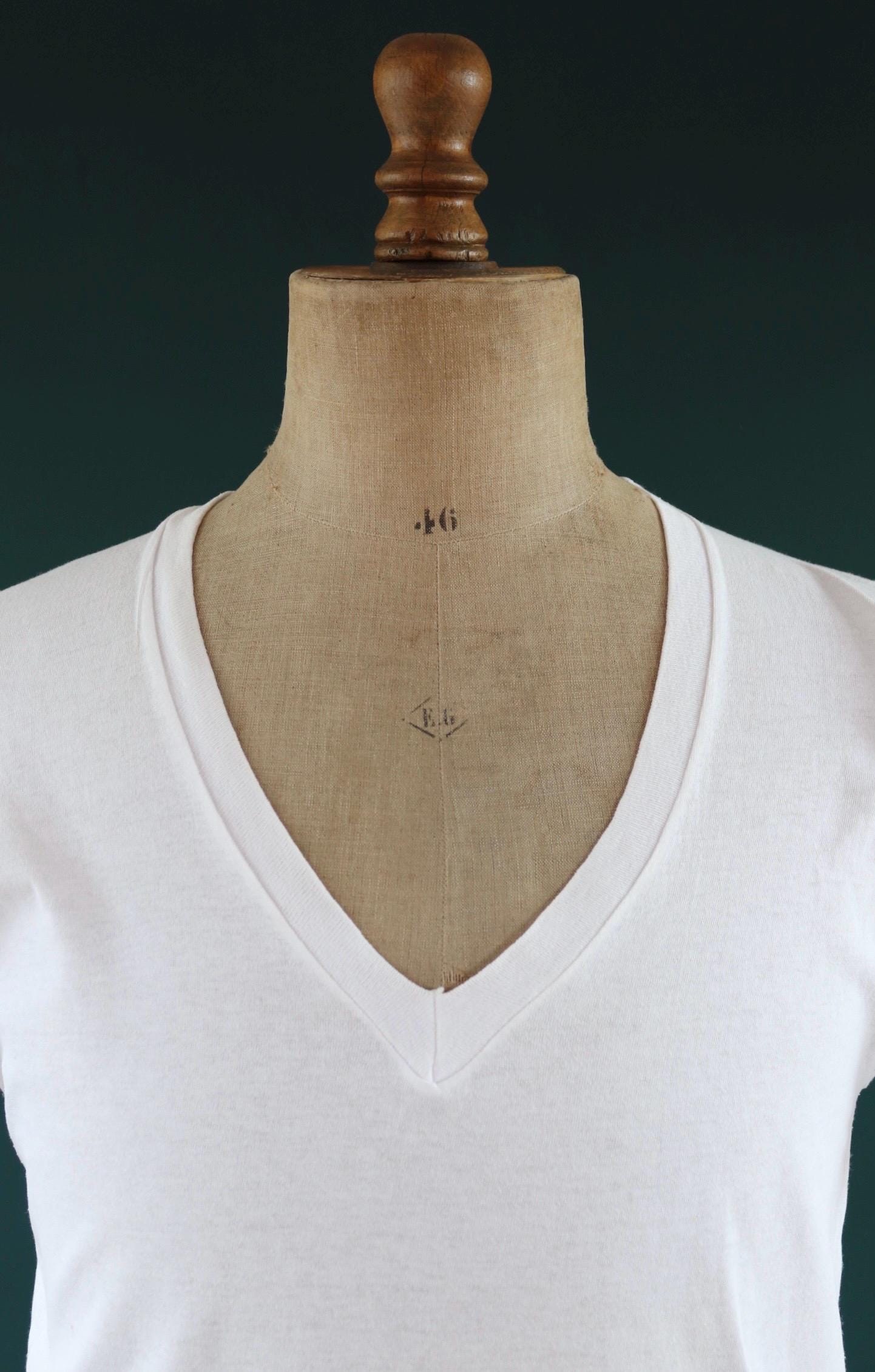 Vintage 1990s Hanes v neck t shirt - single stitch - plain white tee - 40” chest