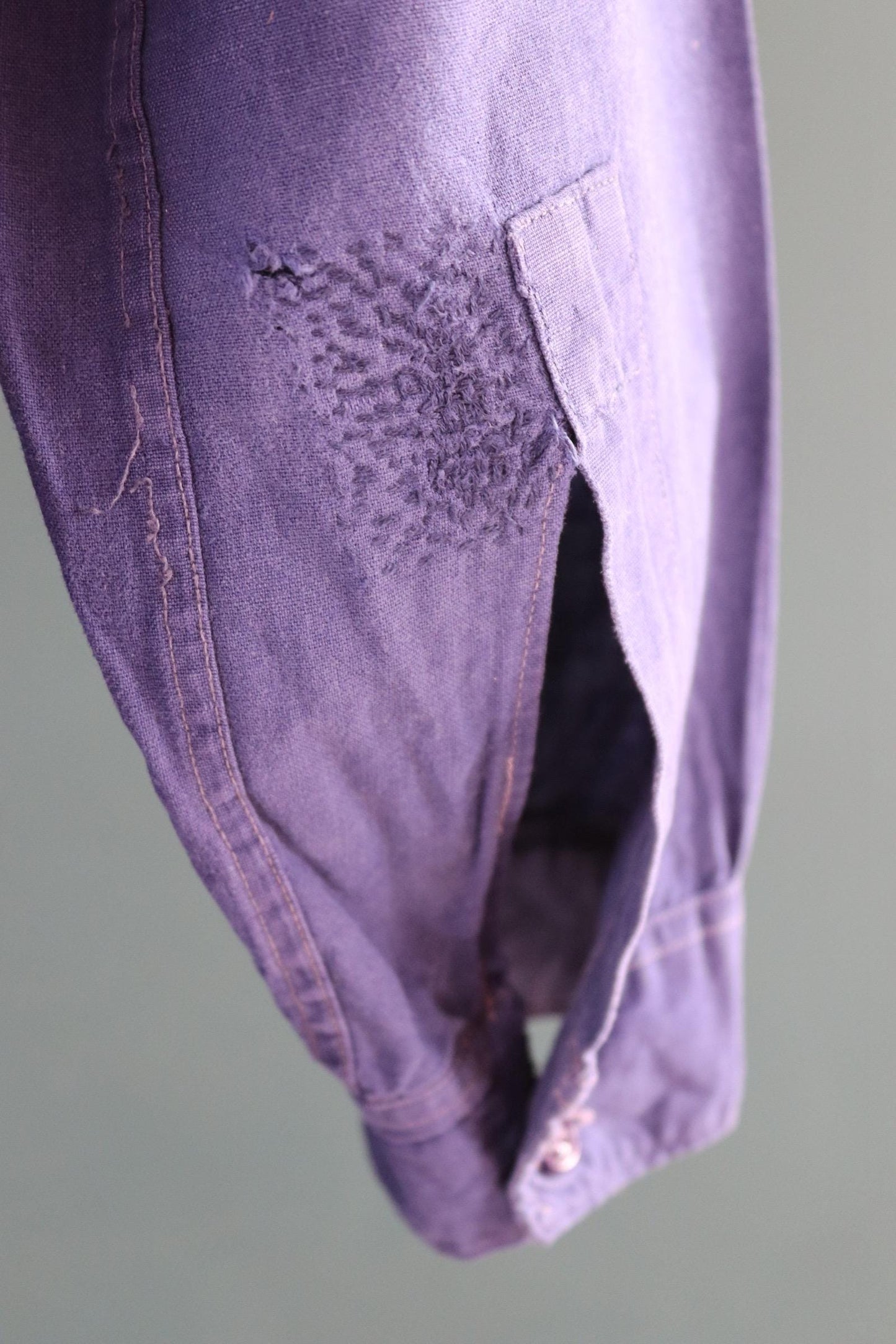 Vintage 1940s French workwear shirt - faded blue cotton - darned and repaired - 44” chest
