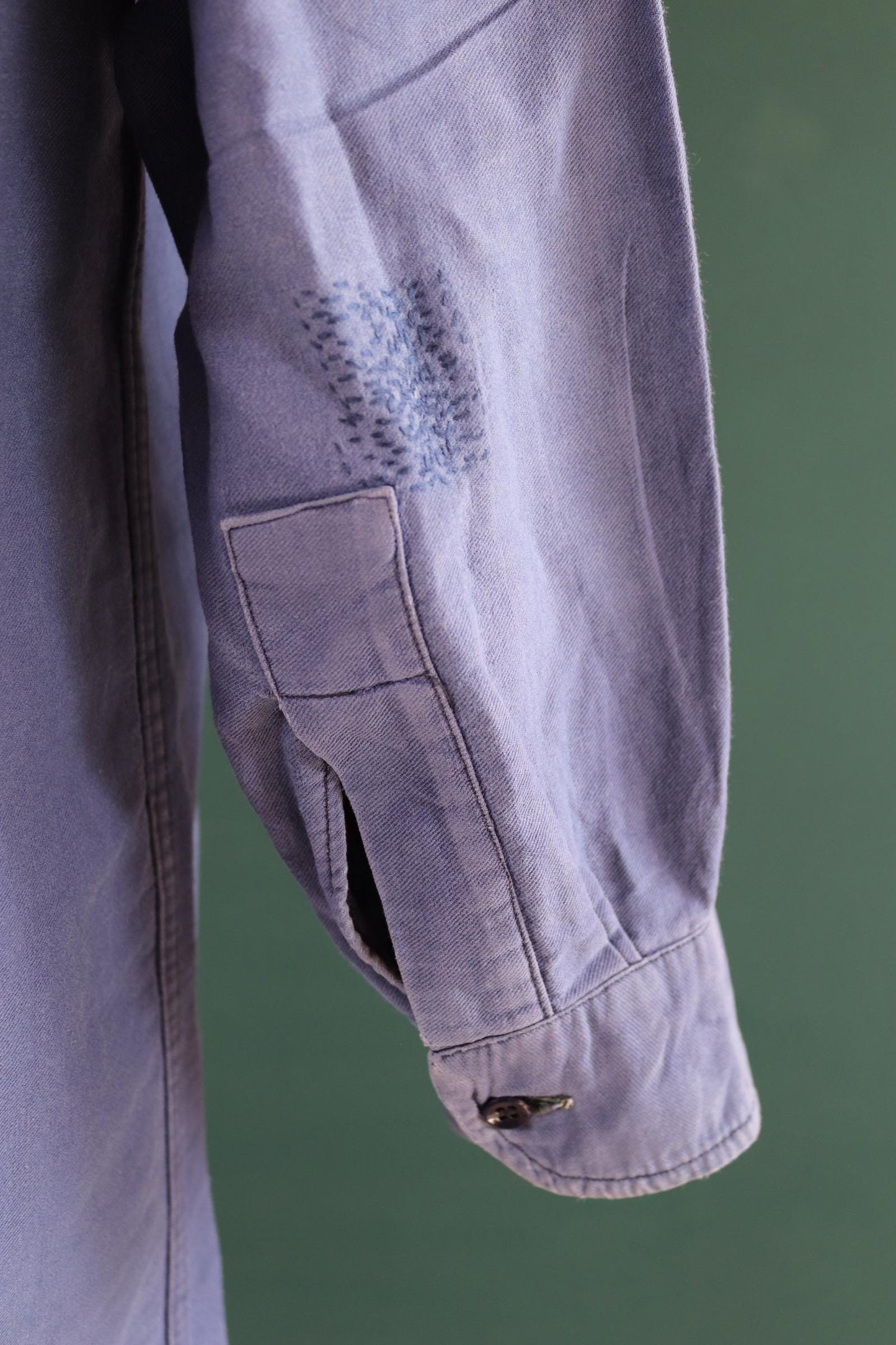 Vintage 1940s French workwear shirt - faded blue cotton - 43” chest