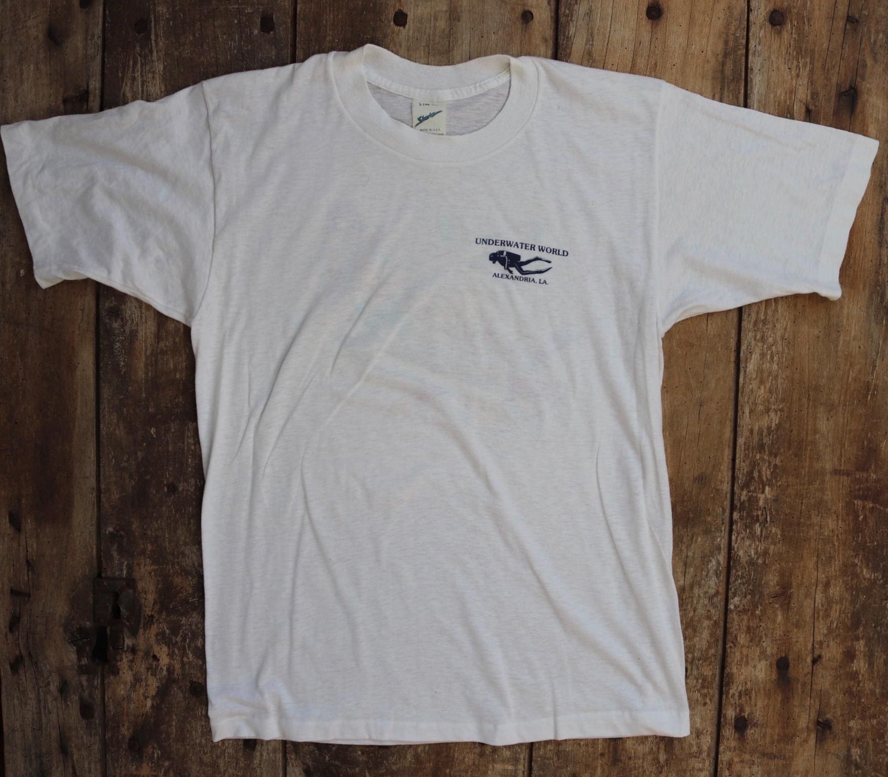 Vintage 1990s spear fishing t shirt - tourist souvenir - Underwater World - 38” chest