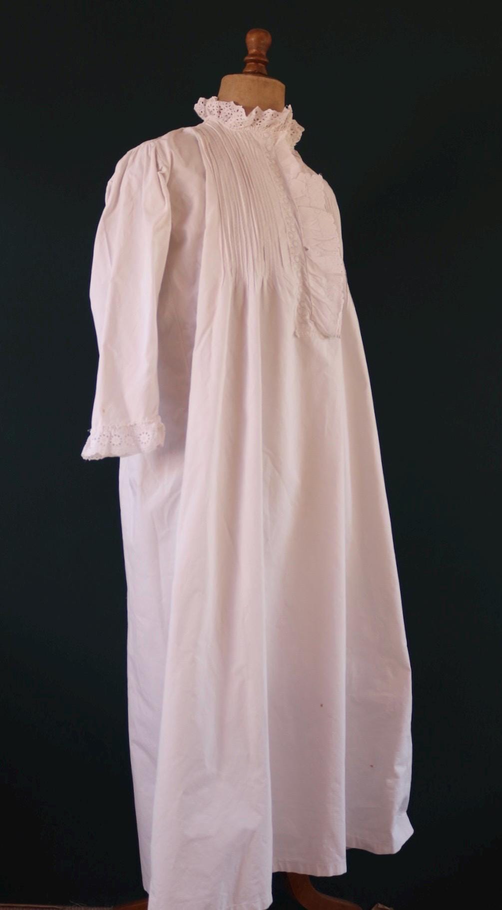 Antique 1800s Victorian white cotton nightgown - vintage 1900s dress - cottagecore - broderie Anglais - 56” chest