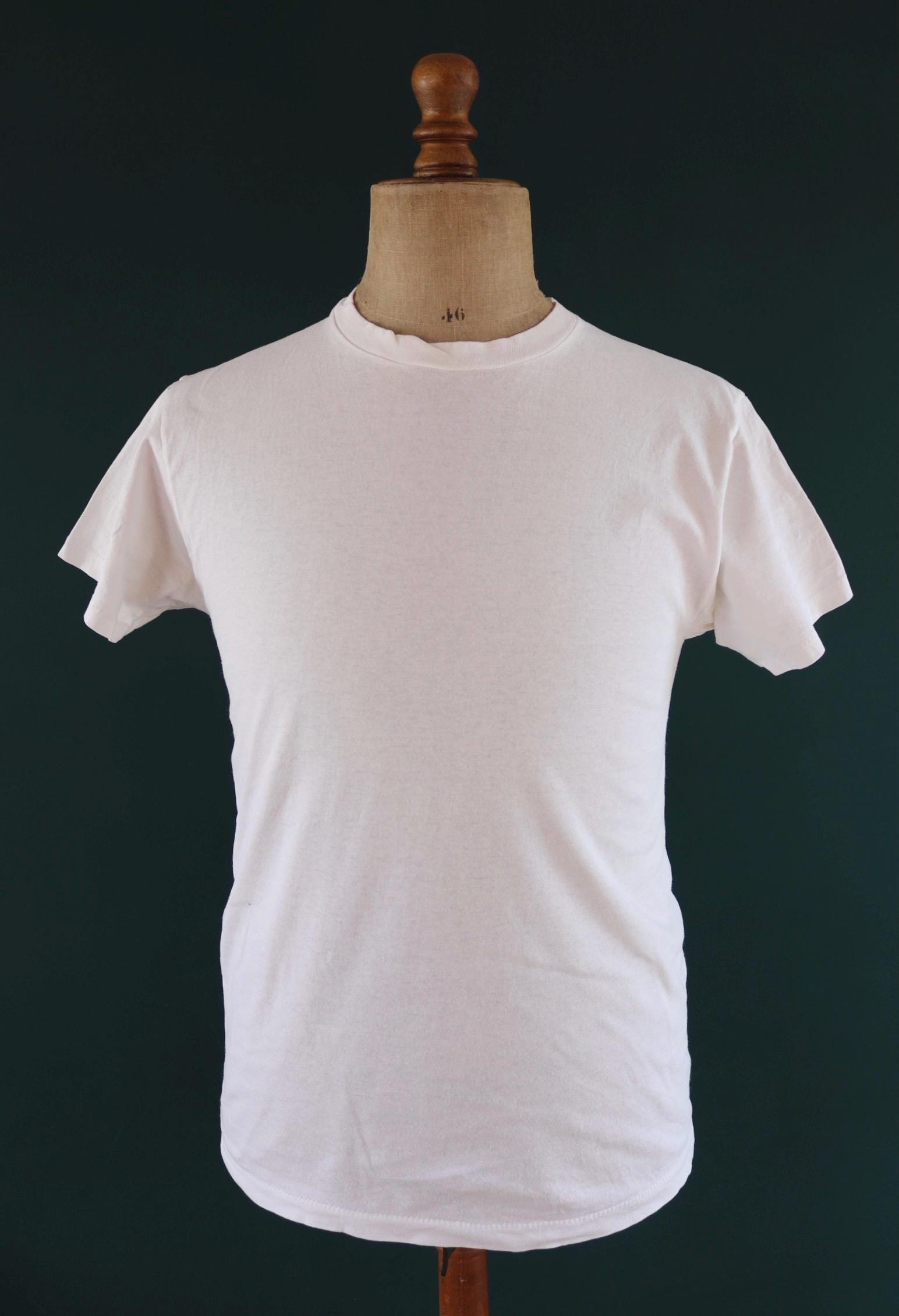 Vintage 1990s Hanes blank t shirt - plain white tee - 39” chest