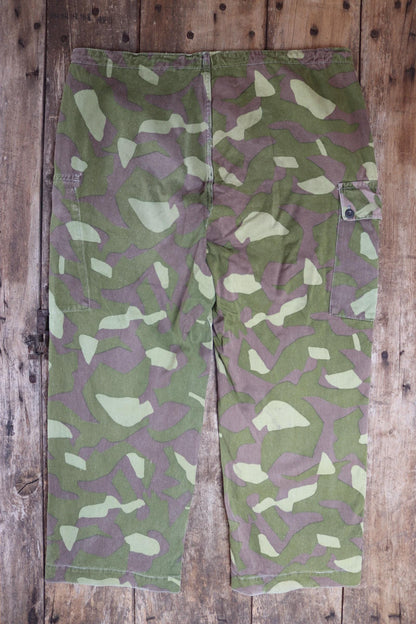 Vintage 1970s Finnish M62 camo trousers - windproof paratrooper pants - 42” x 28”