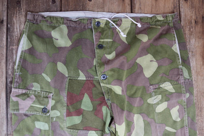 Vintage 1970s Finnish M62 camo trousers - windproof paratrooper pants - 42” x 28”