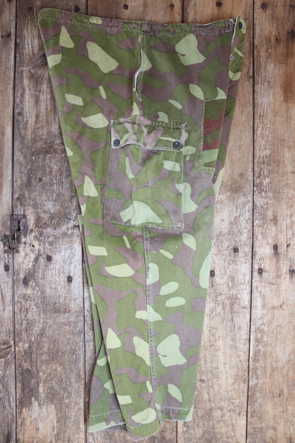 Vintage 1970s Finnish M62 camo trousers - windproof paratrooper pants - 42” x 28”