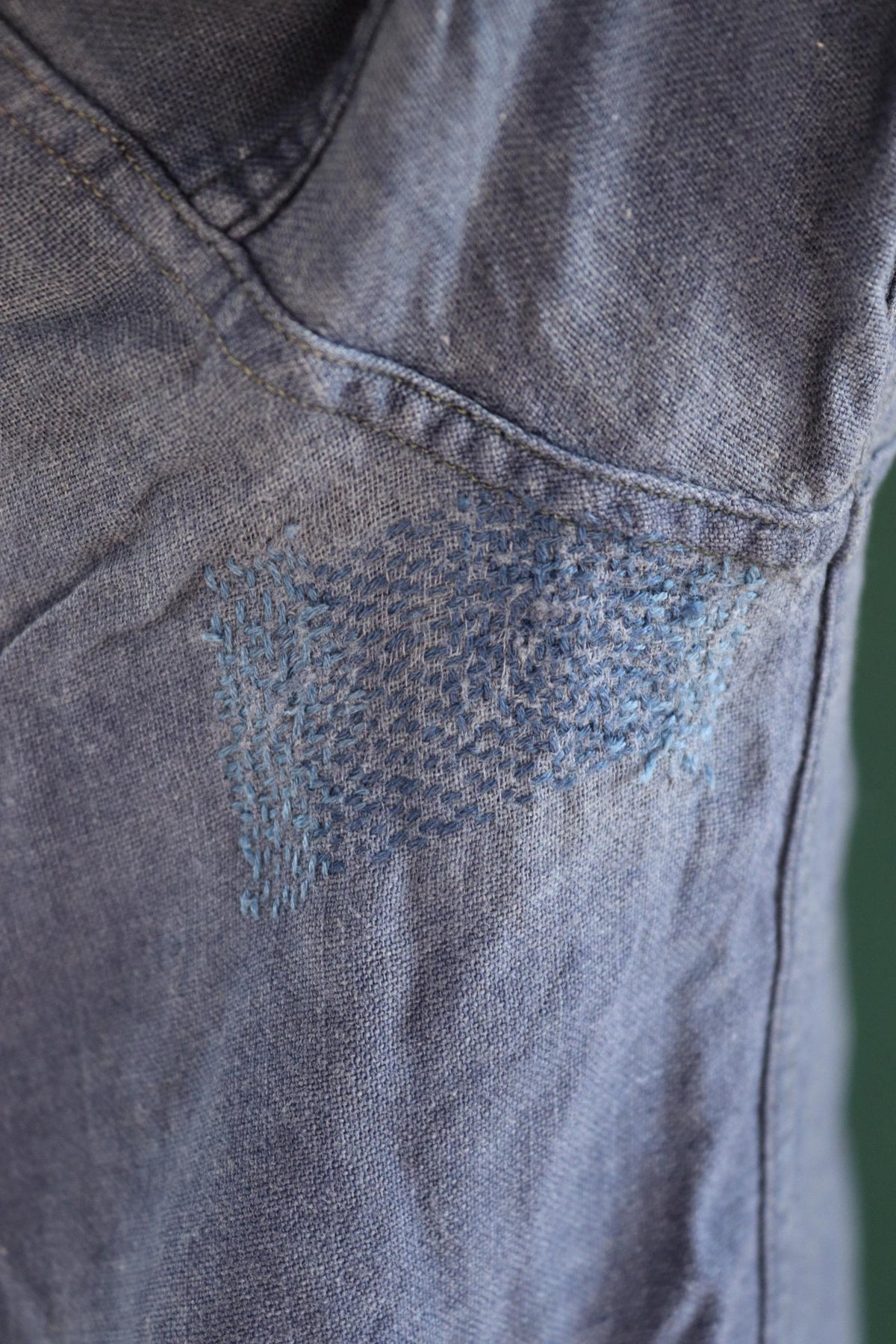 Vintage 1940s French workwear shirt - faded blue cotton - darned and repaired - 45” chest