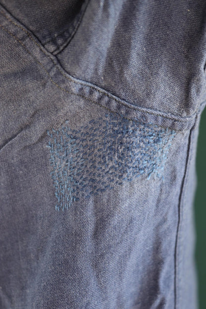 Vintage 1940s French workwear shirt - faded blue cotton - darned and repaired - 45” chest