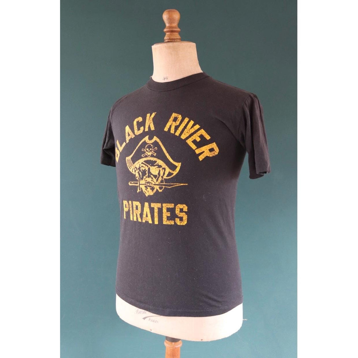 Vintage 1990s t shirt - single stitch - pirate print - 37” chest
