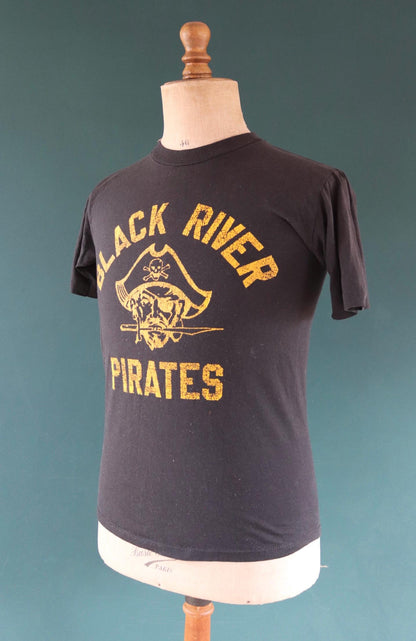 Vintage 1990s t shirt - single stitch - pirate print - 37” chest