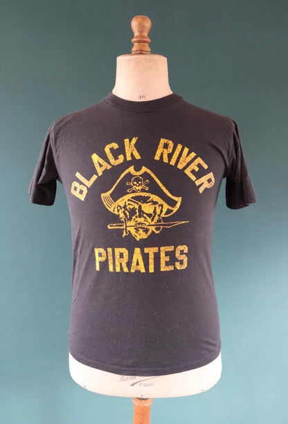 Vintage 1990s t shirt - single stitch - pirate print - 37” chest