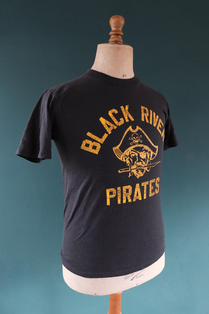 Vintage 1990s t shirt - single stitch - pirate print - 37” chest